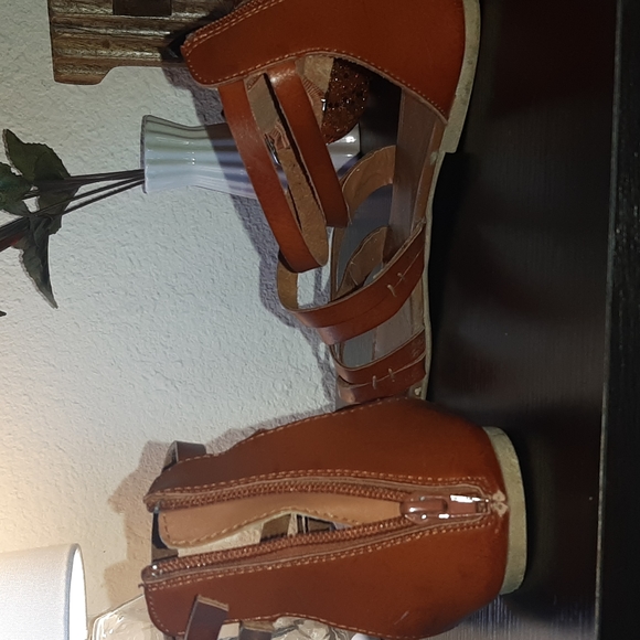 Strappy sandals - Picture 2 of 3